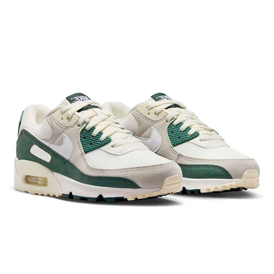 Tênis Nike Air Max 90 Feminino — Têxtil com sobreposições de couro