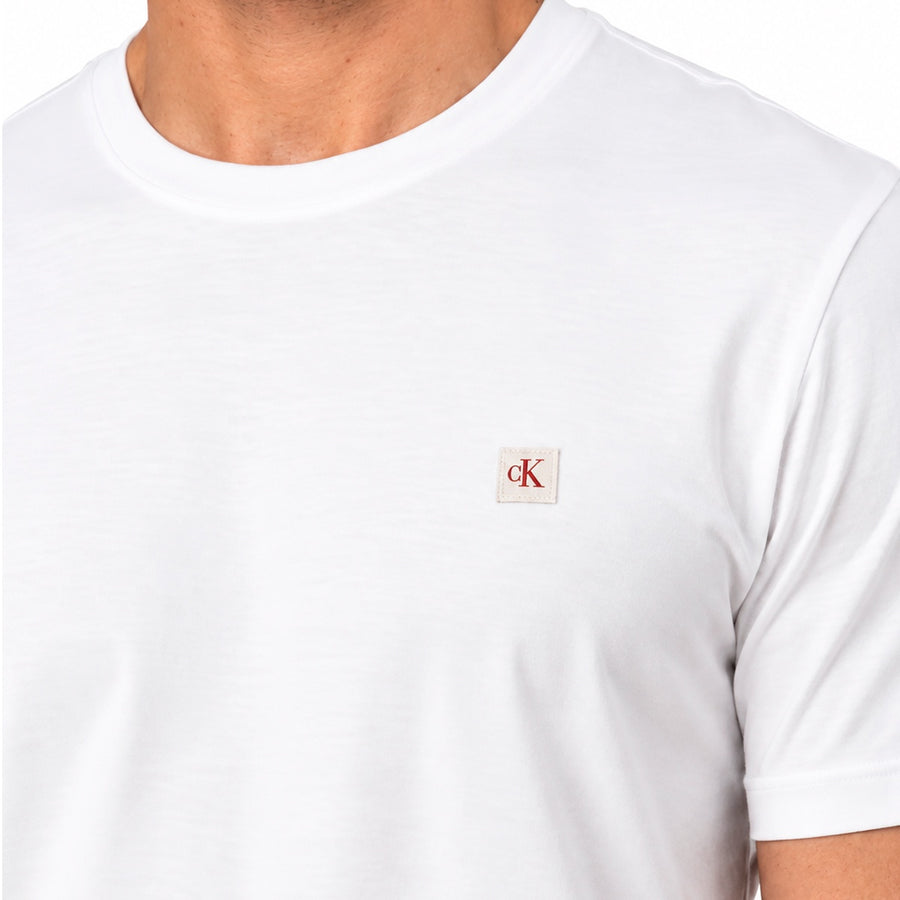 Camiseta Calvin Klein Patch Masculino — O patch CK no peito