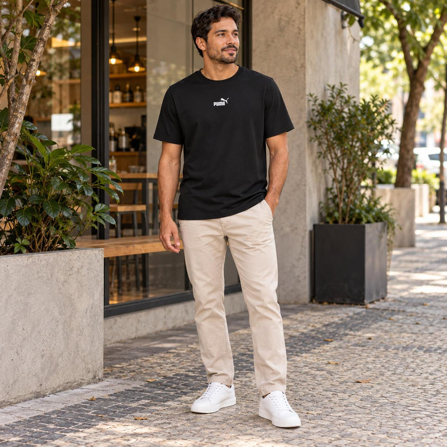 Camiseta Puma Logo Masculino — Preta com calça bege