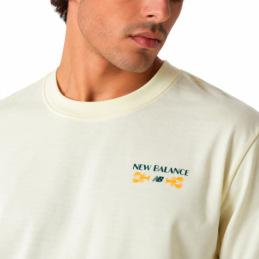Camiseta New Balance Grab A Bite Boston Masculino — Logo perto da gola