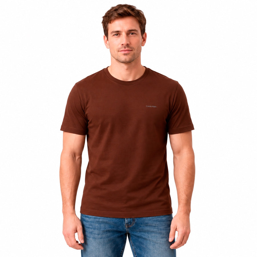 Camiseta Calvin Klein Logo Masculino — Marrom, um neutro quente