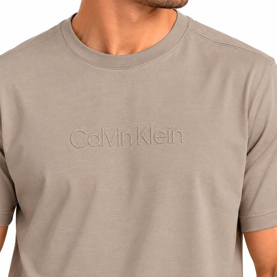 Camiseta Calvin Klein Logo Masculino — Logo em relevo