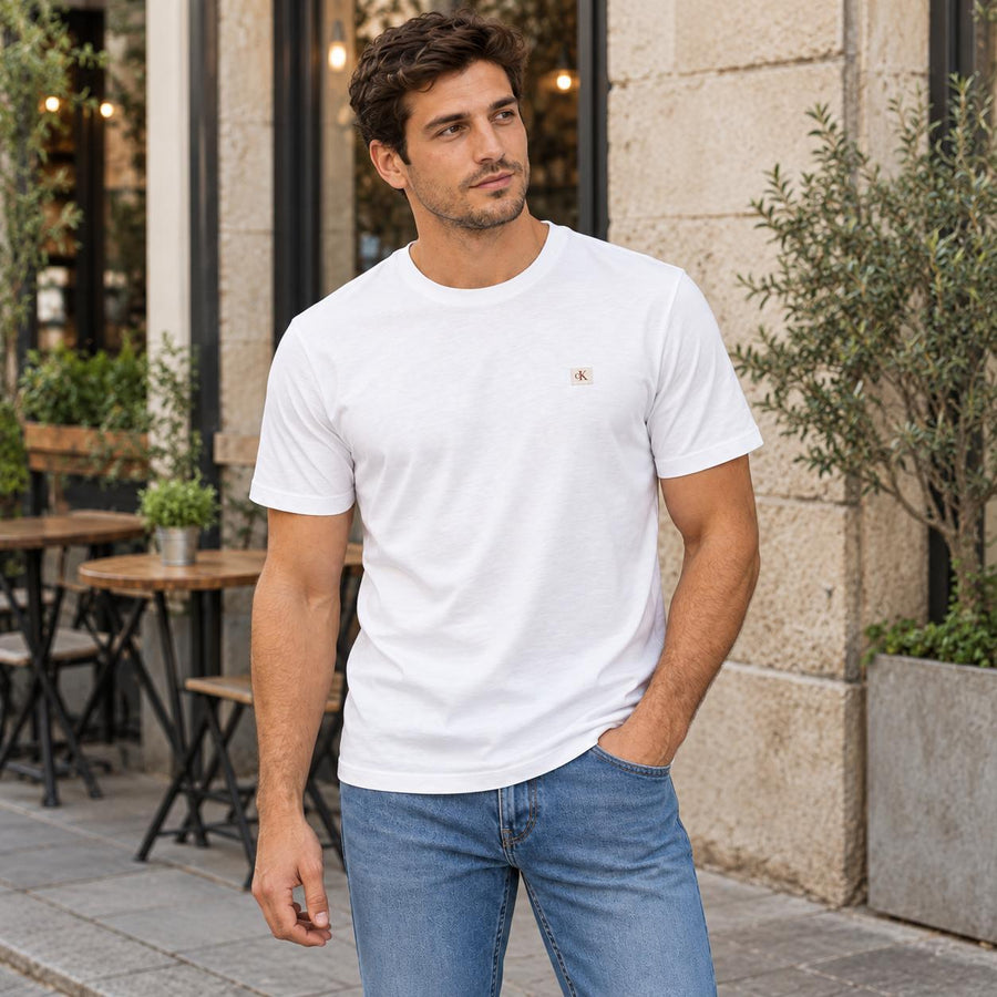 Camiseta Calvin Klein Patch Masculino — Com jeans, pronta para sair