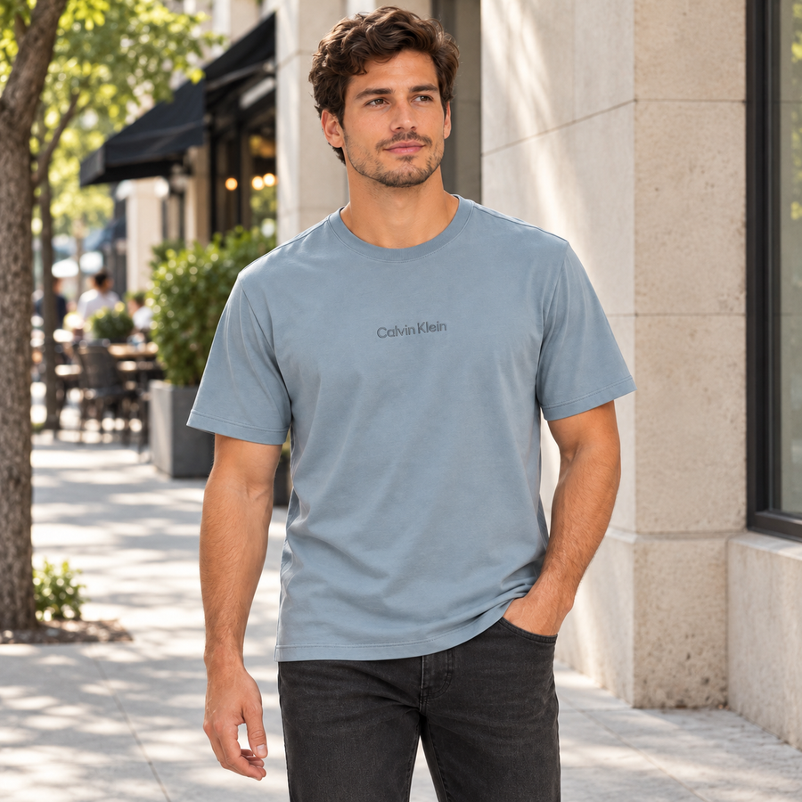 Camiseta Calvin Klein Logo Masculino — Com calça escura, na rua