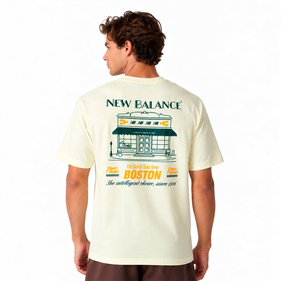 Camiseta New Balance Grab A Bite Boston Masculino — Arte colorida nas costas