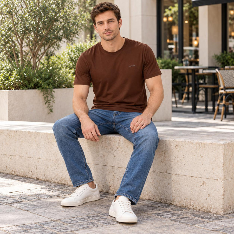 Camiseta Calvin Klein Logo Masculino — Com jeans e tênis branco