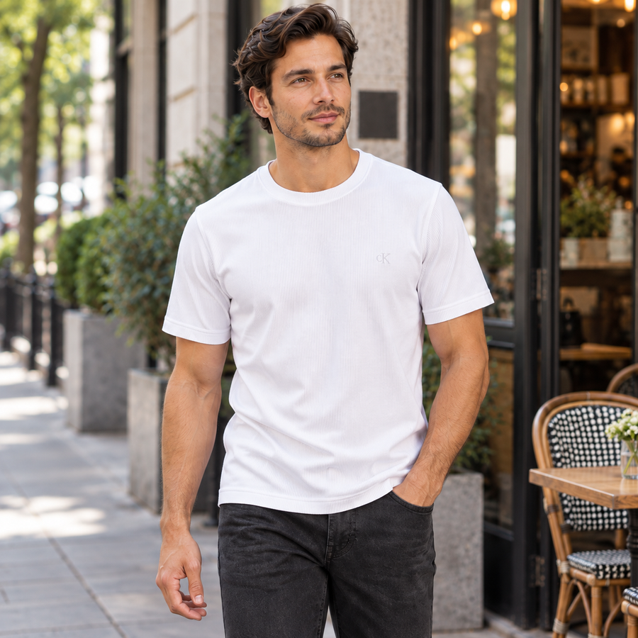 Camiseta Calvin Klein Ribana Masculino — Com calça escura, sem esforço