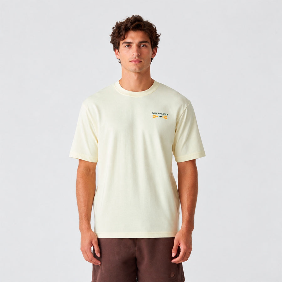 Camiseta New Balance Grab A Bite Boston Masculino — Off-white e corte solto