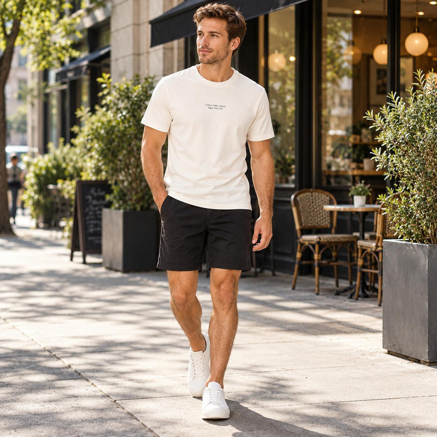 Camiseta Calvin Klein Logo Ny Masculino — Com bermuda preta, na rua