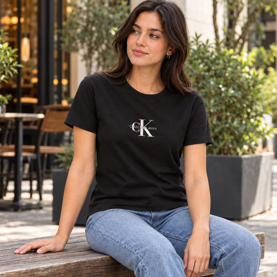 Camiseta Calvin Klein Reissue Feminino — Com jeans, do jeito da foto